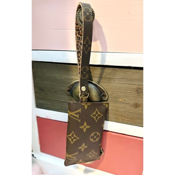 ❤️LV Wristlet❤️ - Picture 3 of 6